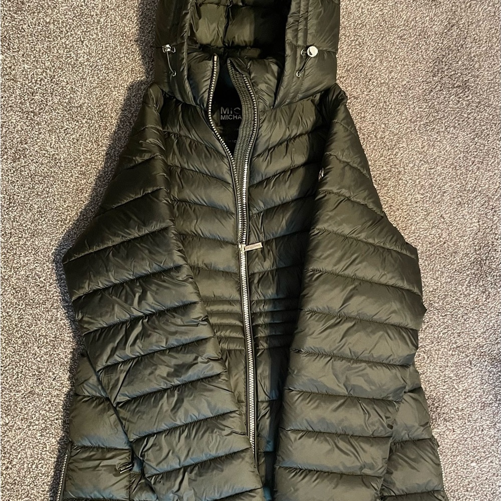 Michael Kors winter puffer jacket. Women’s size large. New without tags.